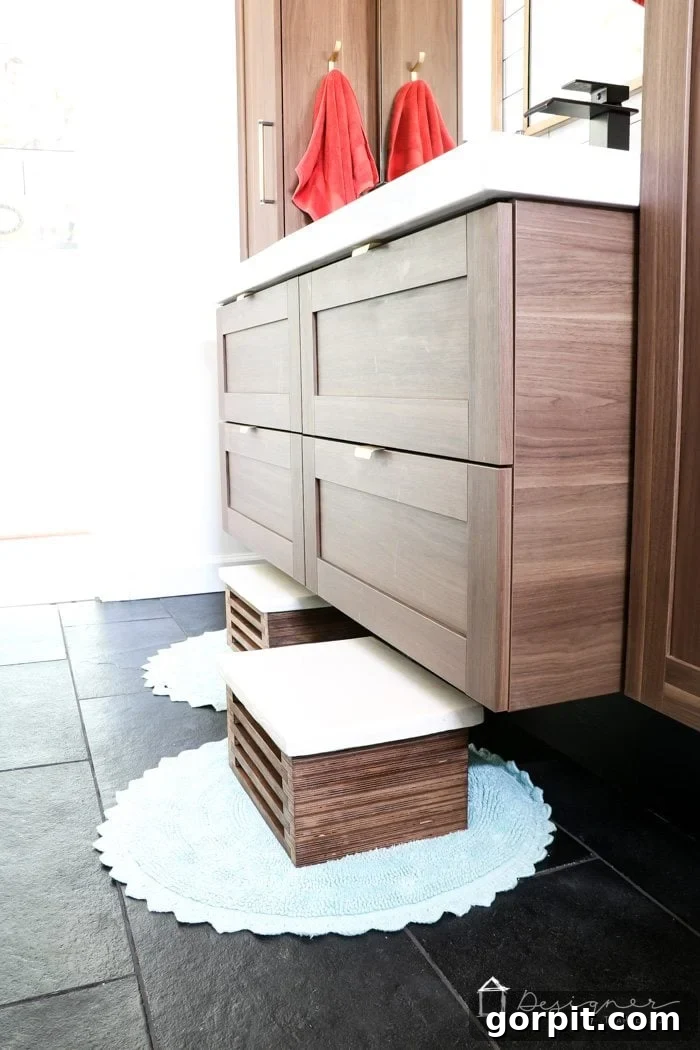 Beyaz Beton Yüzeyli Ahşap Basamak Taburesi Kendin Yap Projesi 12 Image displaying the DIY wooden step stool's versatile use and aesthetic appeal in a contemporary bathroom.