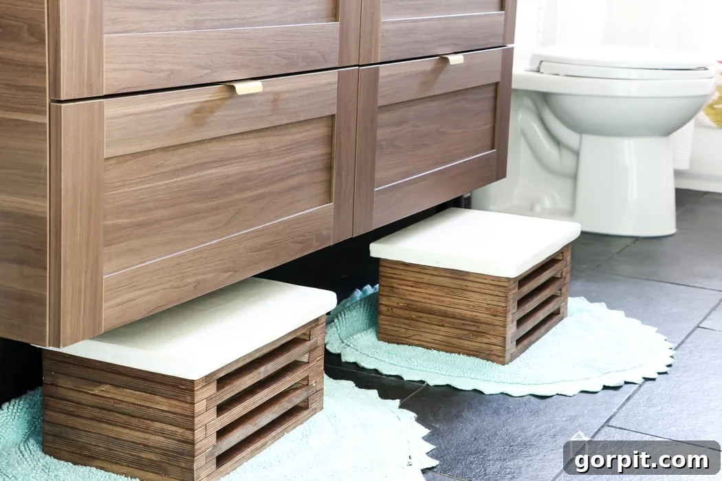Beyaz Beton Yüzeyli Ahşap Basamak Taburesi Kendin Yap Projesi 13 A wider shot of the DIY wooden step stools in their context, complementing the overall bathroom design.