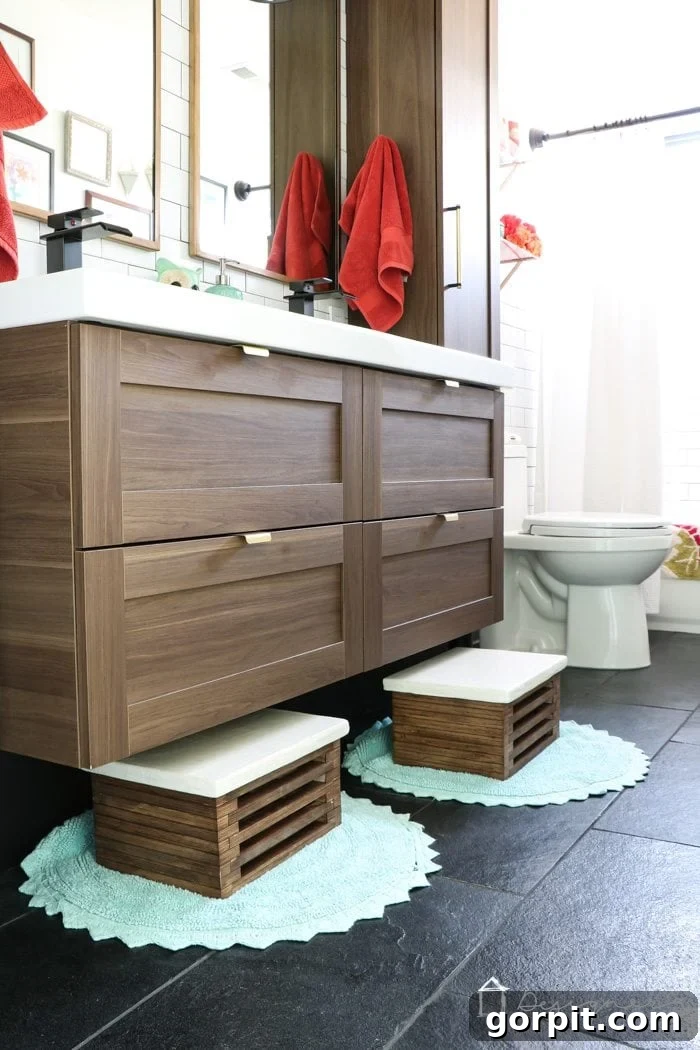 Beyaz Beton Yüzeyli Ahşap Basamak Taburesi Kendin Yap Projesi 8 Close-up of the finished DIY wooden step stool in a bathroom setting, highlighting the smooth faux concrete top and the quality woodworking.