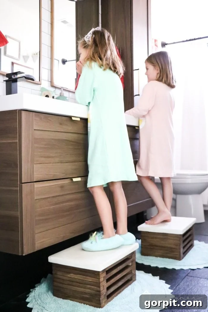 Beyaz Beton Yüzeyli Ahşap Basamak Taburesi Kendin Yap Projesi 9 Another perspective of the elegant DIY wooden step stool, showcasing its modern design and sturdy build.