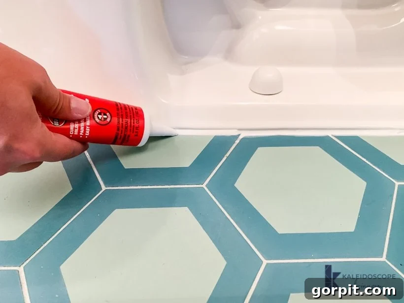 Yeni Başlayanlar İçin Adım Adım Tuvalet Montaj Rehberi 11 Smoothing the caulk bead at the toilet base for a perfect, waterproof finish