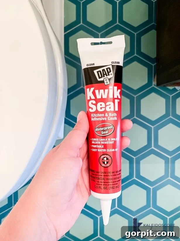 Yeni Başlayanlar İçin Adım Adım Tuvalet Montaj Rehberi 10 Applying DAP Kwik Seal caulk around the base of the toilet for a waterproof seal