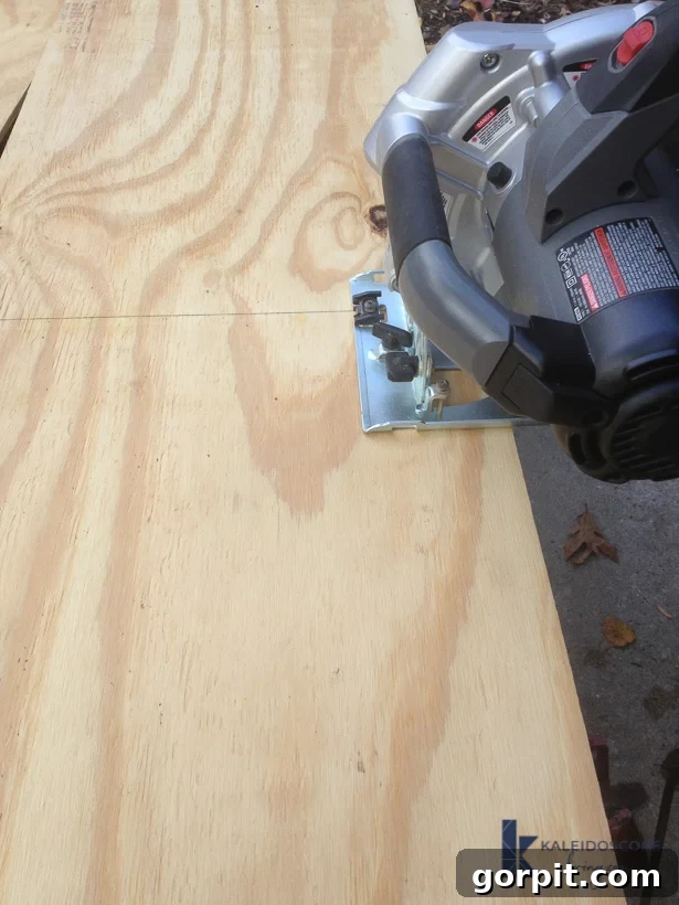 cirucular saw cutting plywood