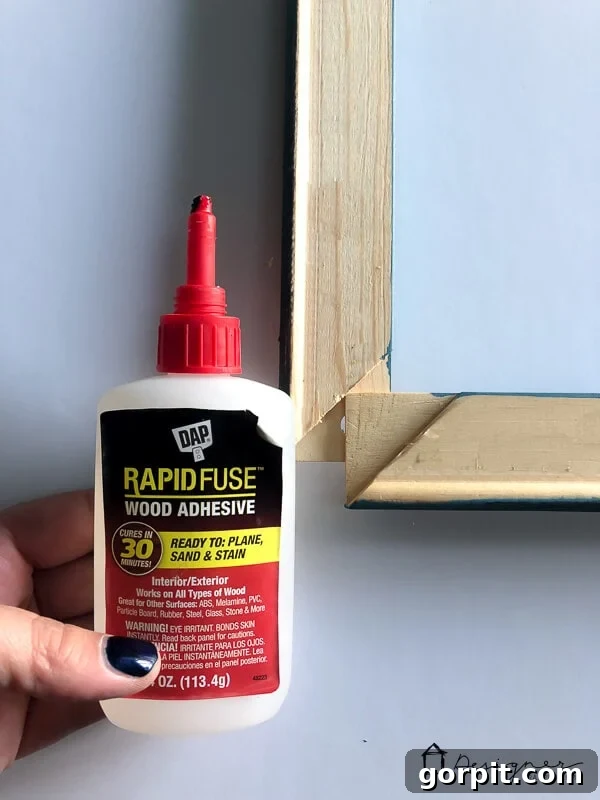 Assembling DIY picture frame corners with glue